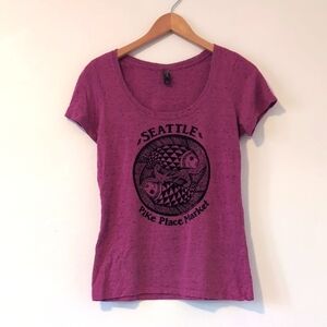 Seattle Fish Market Graphic Tee Shirt Fitted Raspberry Fuchsia Heather Sz M